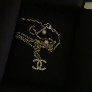 chanel logo necklace
